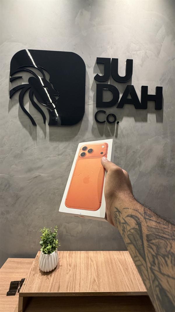 Parede da Judah com iPhone 17 Pro laranja