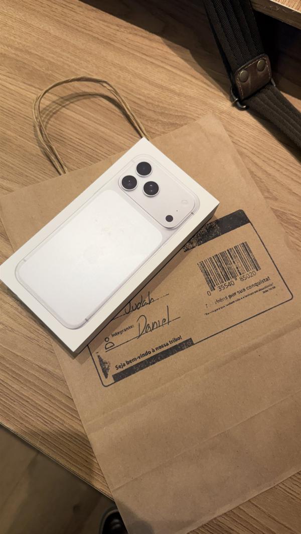 iPhone lacrado na sacola de entrega da Judah