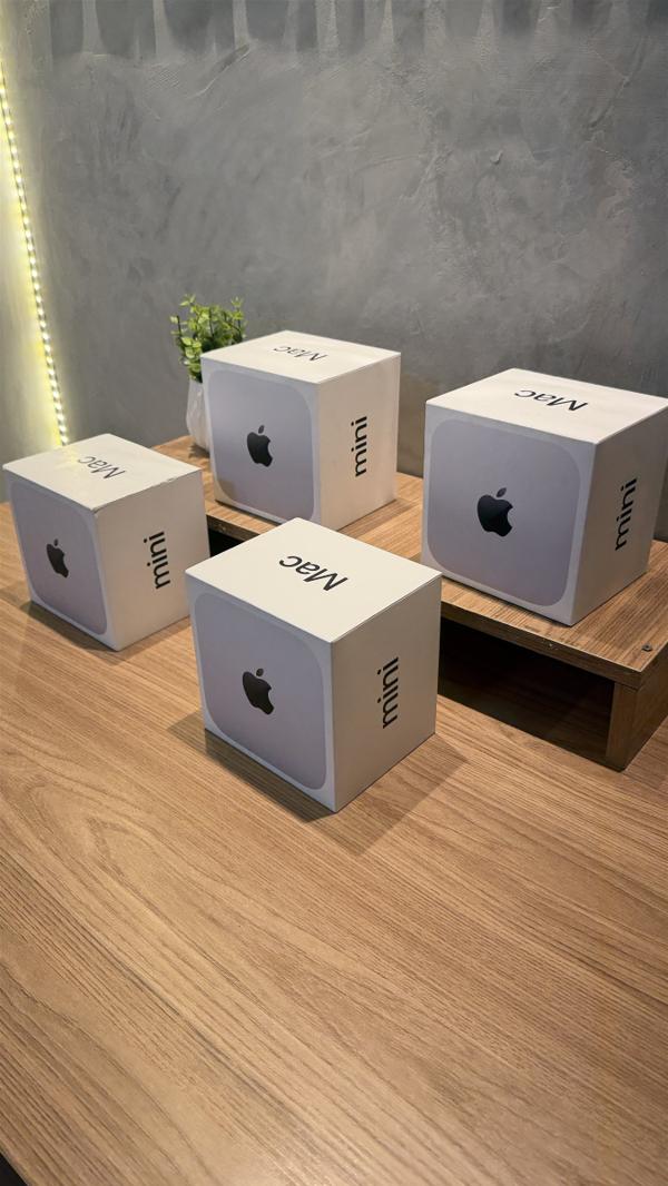 Caixas de Mac mini no balcão de madeira