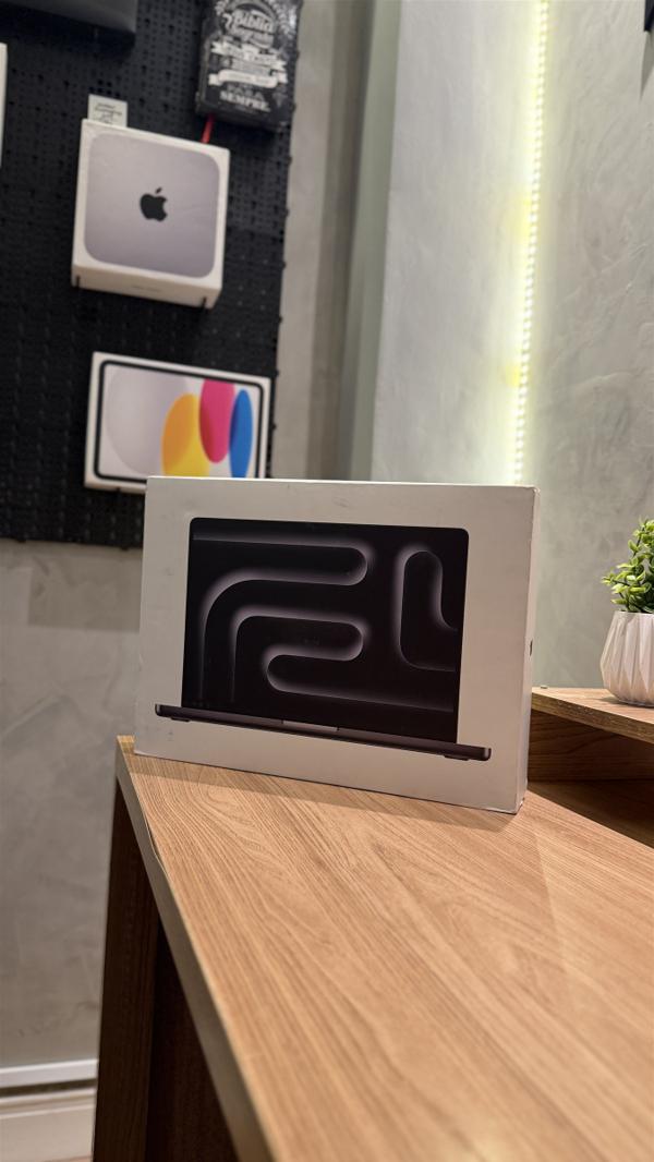 Caixa de MacBook Pro no balcão do showroom