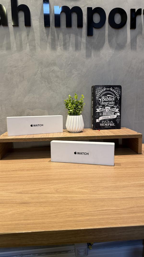 Caixas de Apple Watch na prateleira do showroom