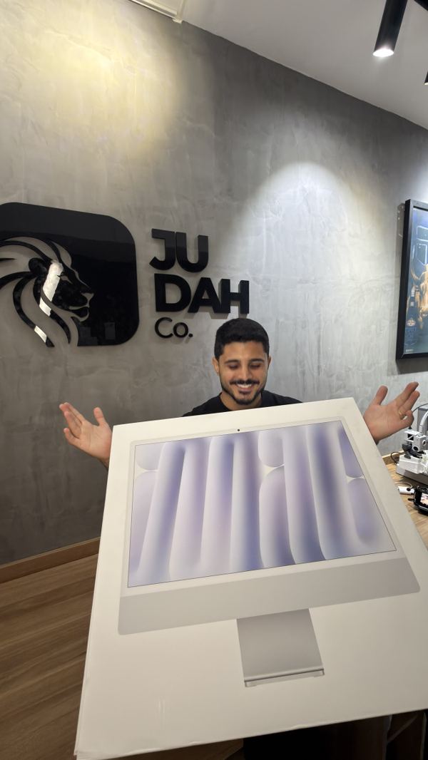 Matheus, da Judah, com um iMac lacrado no showroom