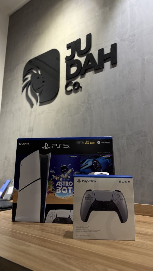 PlayStation 5 e DualSense lacrados sob o logo da Judah